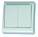 Doble conmutador de cruzamiento de superficie blanco LG80 Focus, 80x80mm. 10A, 250V- Policarbonato.